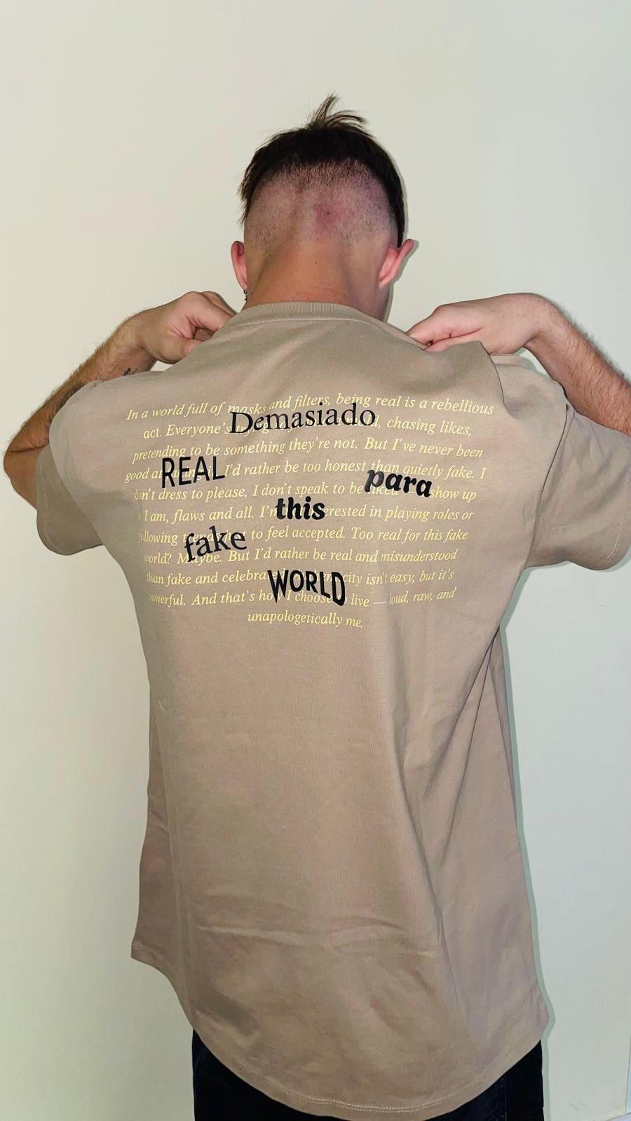 Camiseta Fake World – Marrón